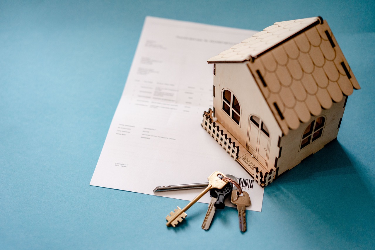 House keys and investment paperwork illustrating rental yield as a property screening tool